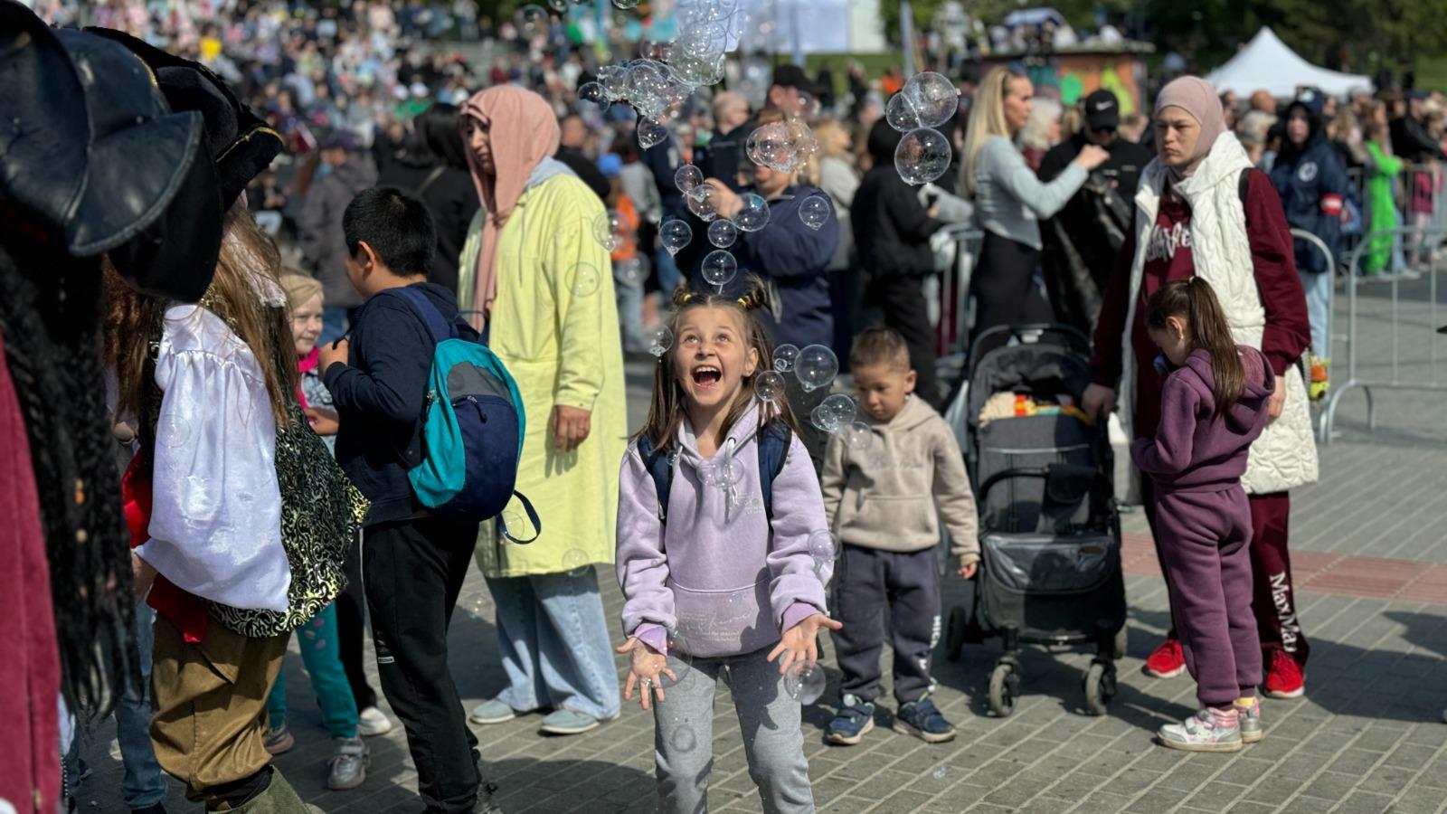 Фото Праздник детства на Михайловской набережной: встречаем День защиты детей вместе 2 - Сиб.ФМ Фото Праздник детства на Михайловской набережной: встречаем День защиты детей вместе 2